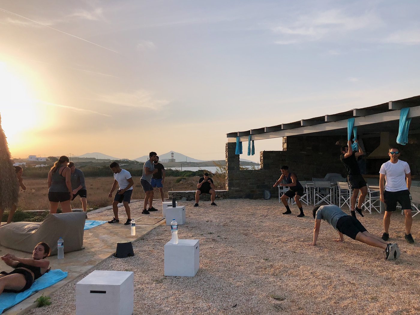Cours collectif de Krav Maga en extérieur, en fin de journée